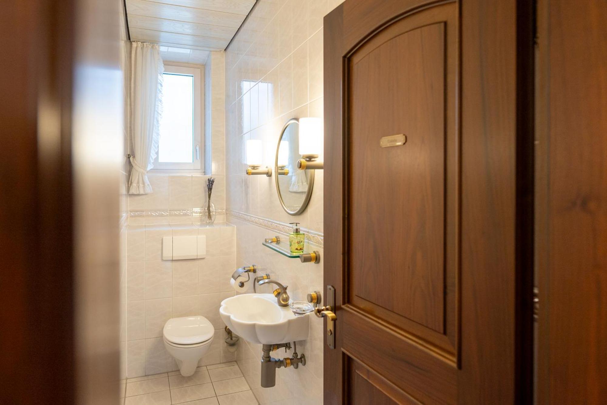 Neu - 4 Zimmer, 4 Betten, 5 Min Zum Hbf, Terrasse, 160Qm Augsburg Buitenkant foto