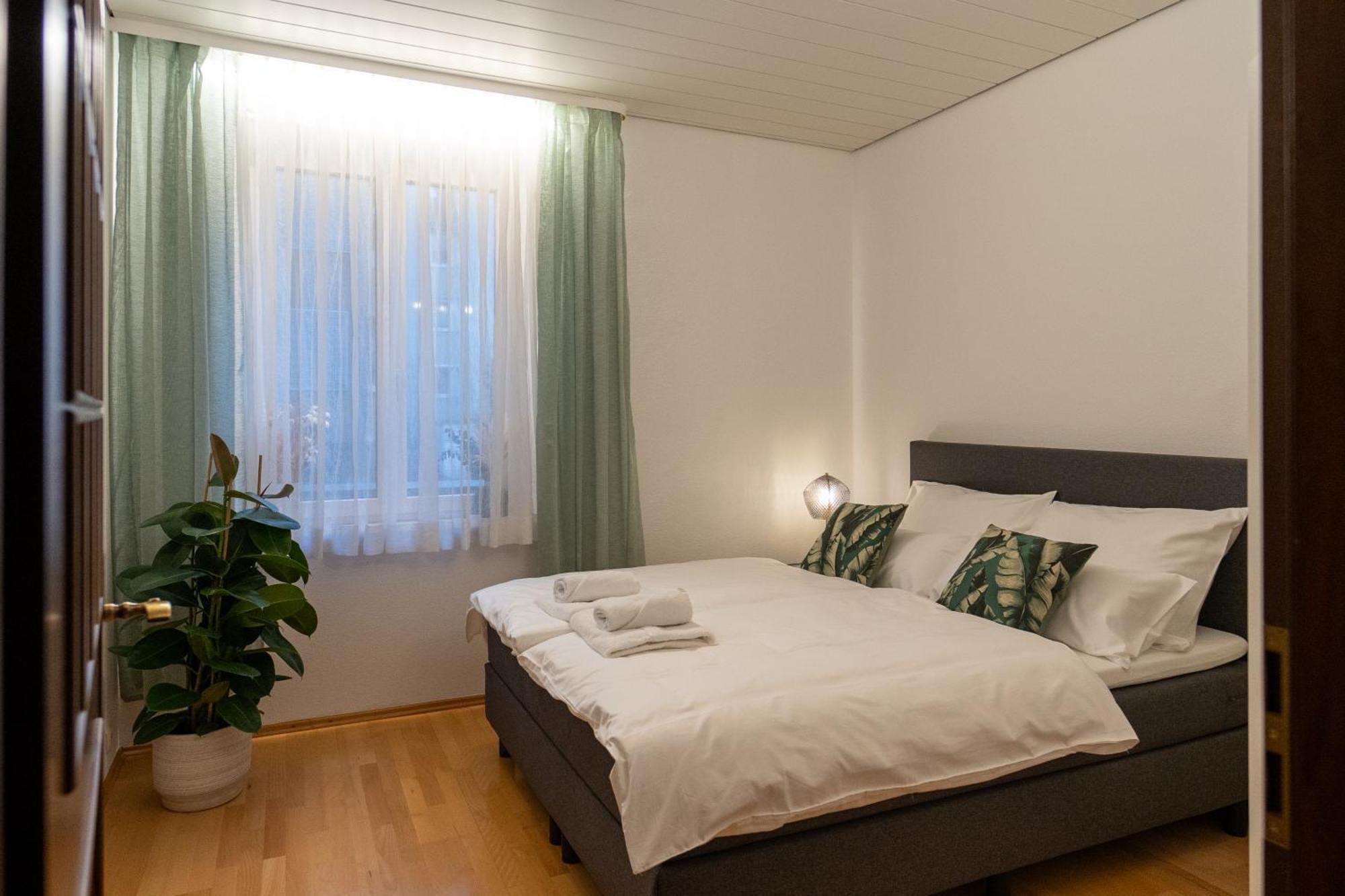 Neu - 4 Zimmer, 4 Betten, 5 Min Zum Hbf, Terrasse, 160Qm Augsburg Buitenkant foto
